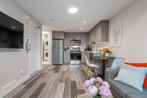 Contemporary ALTADORE Suite Full Kitchen Smart TV Laundry Great Central Location!